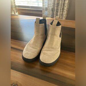 Women’s Vans Boots Size 8. Excellent Condition. Maybe worn 3 times